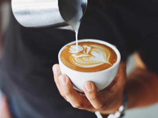 Kaffee Cappuccino von Barista ausgeschenkt